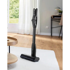 Bosch Unlimited 10 Akku-Staubsauger bei der Bodenreinigung