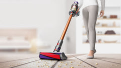 Dyson Cyclone V10 bei der Reinigung eines Hartbodens